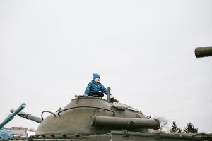 kiev ukraine stefano majno tank child.jpg